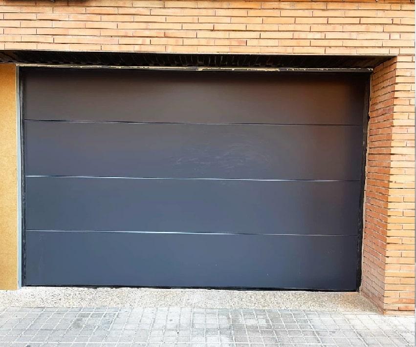 Puerta garaje seccional gris en Zaragoza